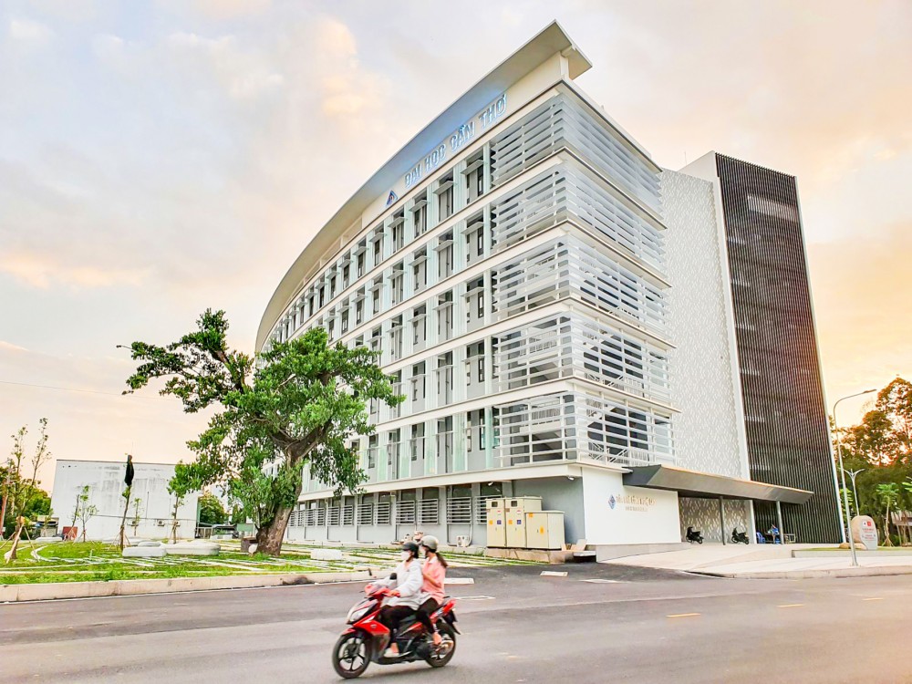 Một góc Tòa nhà Phòng thí nghiệm công nghệ cao, Trường ĐHCT.