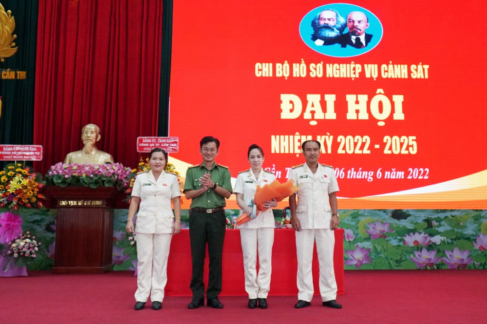 Đại tá Trần Văn Dương, Phó Bí thư Đảng ủy, Phó Giám đốc Công an TP Cần Thơ, tặng hoa chúc mừng Ban Chi ủy Chi bộ Hồ sơ nghiệp vụ Cảnh sát khóa mới.