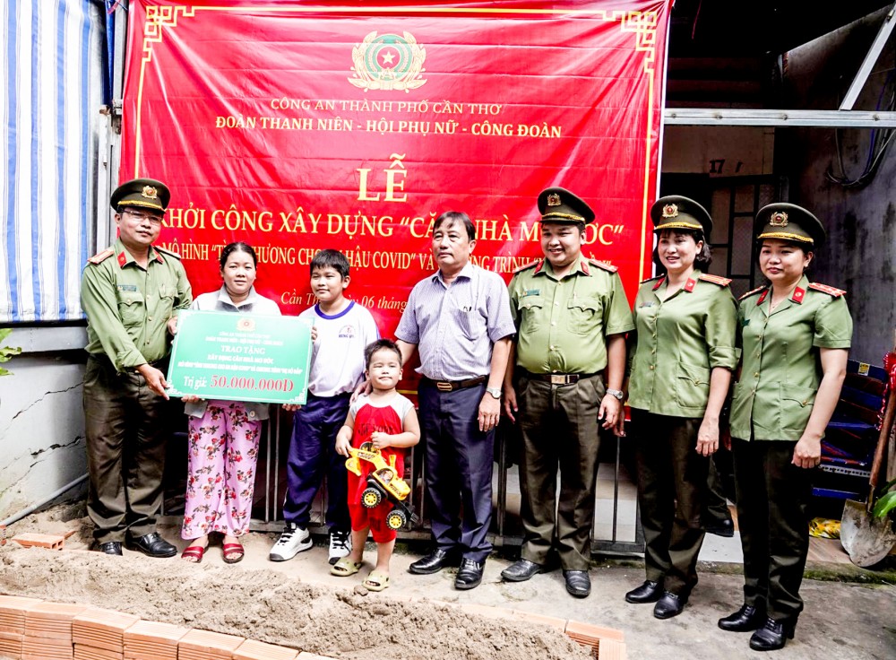 Các đồng chí lãnh đạo trao bảng tượng trưng hỗ trợ 50 triệu đồng tại lễ khởi công xây dựng nhà.