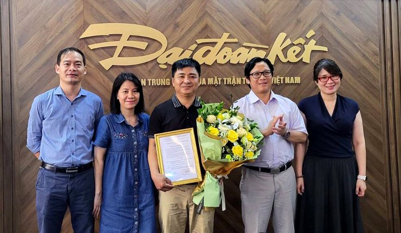 Ban Biên tập Báo Đại đoàn kết tặng hoa chúc mừng ông Trần Quốc Trung. Ảnh: ANH DŨNG