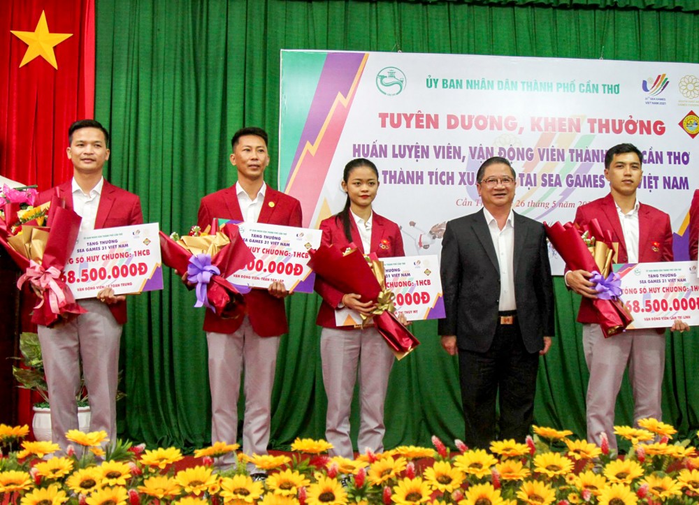 Chủ tịch UBND thành phố Trần Việt Trường khen thưởng các võ sĩ Vovinam giành HCB SEA Games 31.