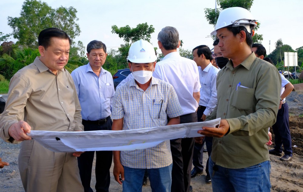 Phó Chủ tịch Thường trực UBND TP Cần Thơ Dương Tấn Hiển (bìa trái) kiểm tra thực tế dự án Khu tái định cư huyện Phong Điền.