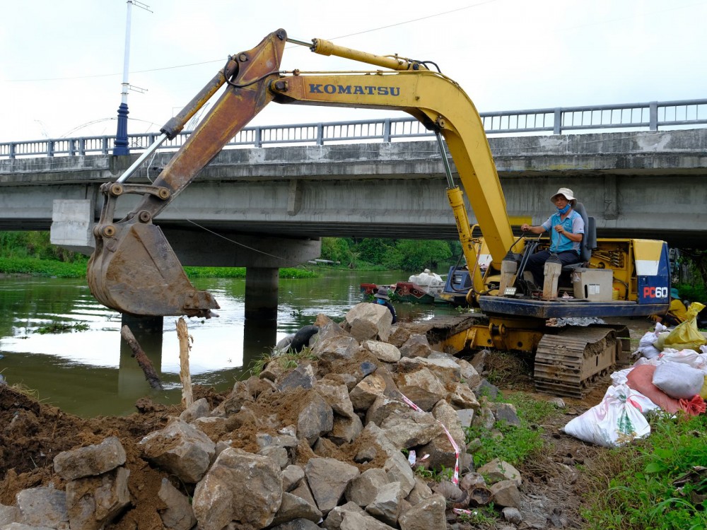 Thi công công trình kè chống sạt lở trên địa bàn huyện Phong Điền.