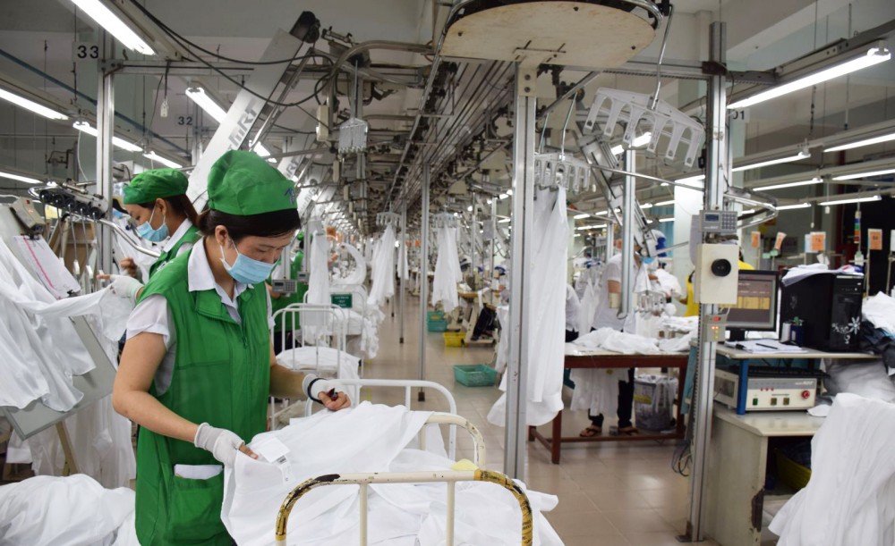 May mặc là một trong những ngành hàng có mức tiêu thụ tăng cao so với cùng kỳ năm trước. Trong ảnh: Hoạt động tại Công ty CP May Tây Đô.