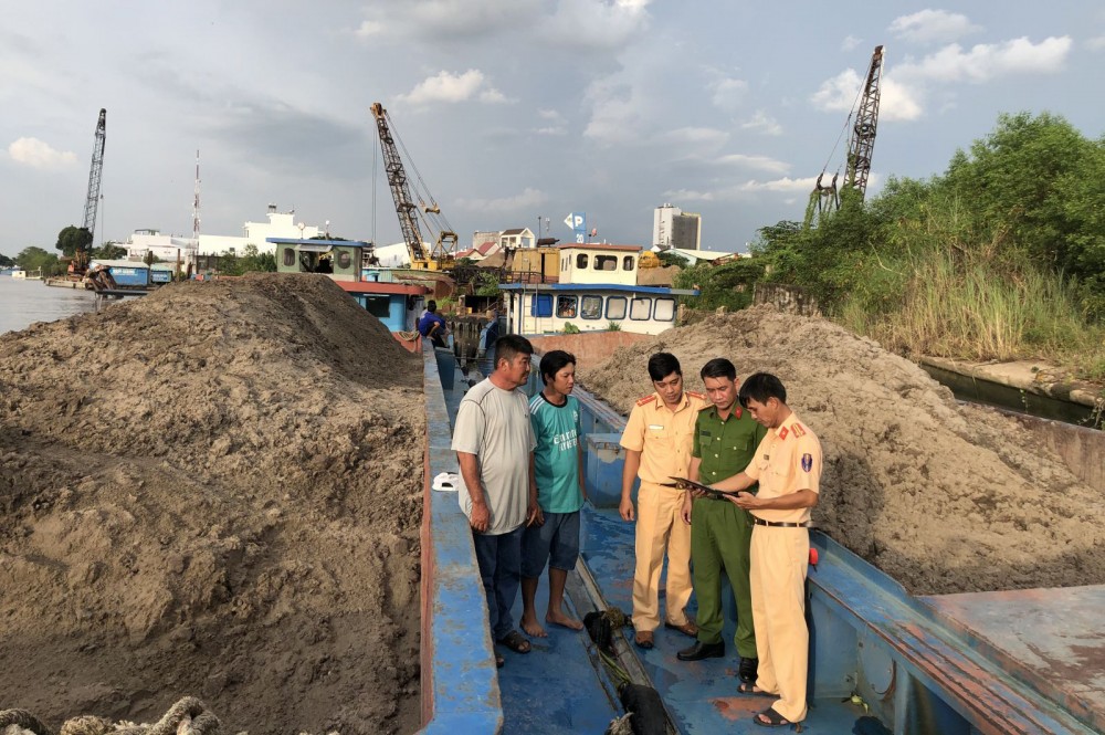 Lực lượng Phòng Cảnh sát đường thủy và Phòng Cảnh sát môi trường Công an TP Cần Thơ kiểm tra giấy tờ của 2 phương tiện.