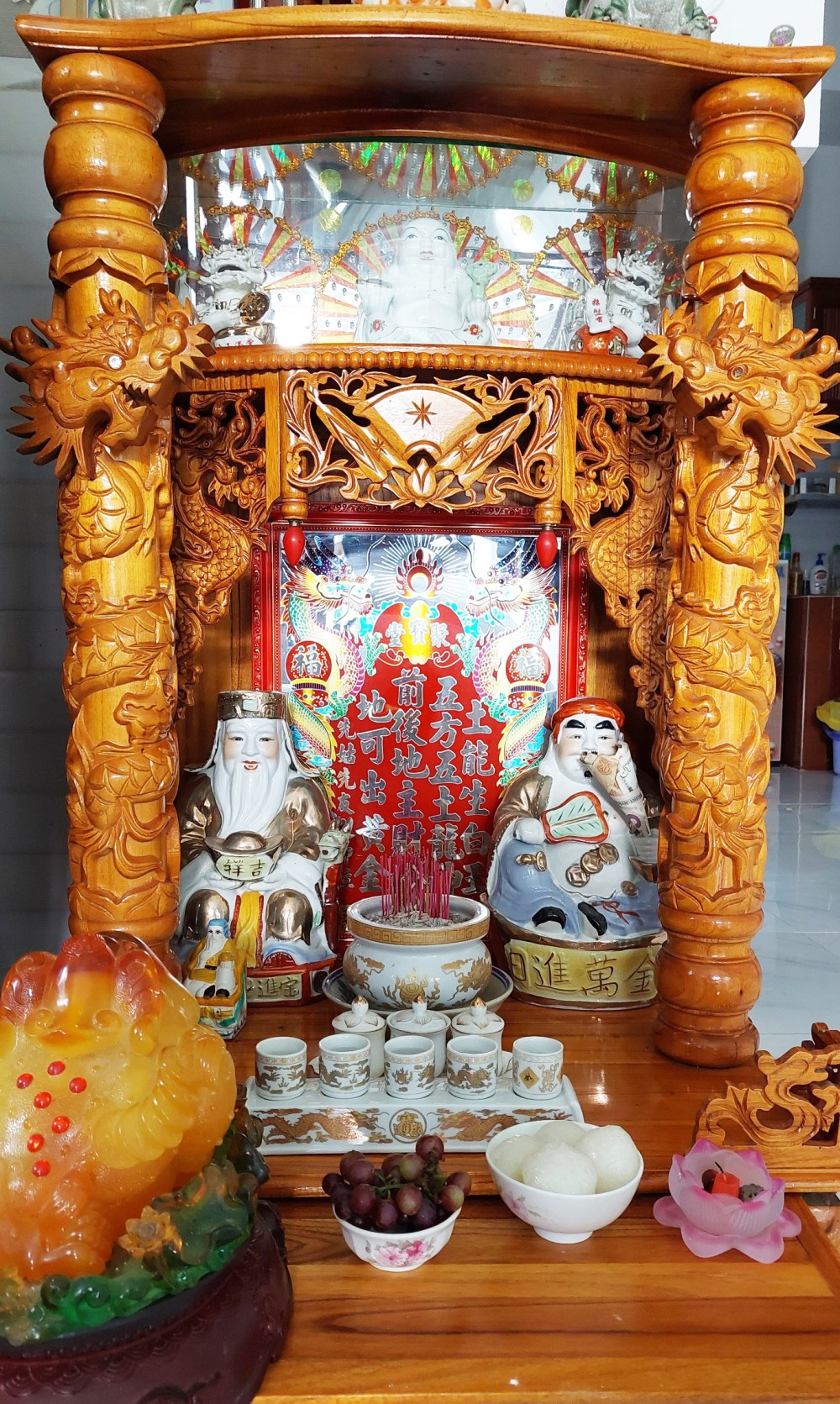 Bàn thờ Thần Tài - Thổ Địa của một gia đình ở vùng nông thôn của tỉnh Bạc Liêu. Ảnh: DUY KHÔI