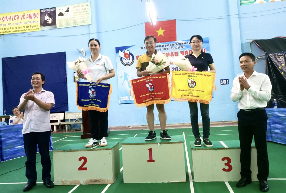 Ba  đơn vị nhận giải thưởng toàn đoàn. Ảnh: Nguyễn Minh