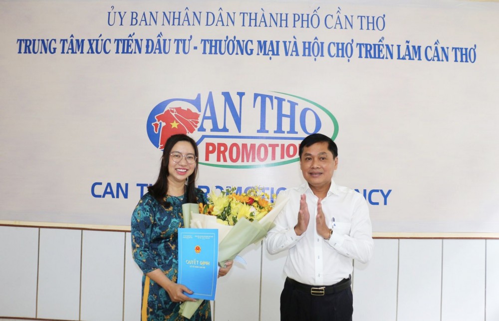 Ông Nguyễn Văn Hồng, Phó Chủ tịch UBND TP Cần Thơ, trao quyết định bổ nhiệm cho bà Nguyễn Kim Ngọc.