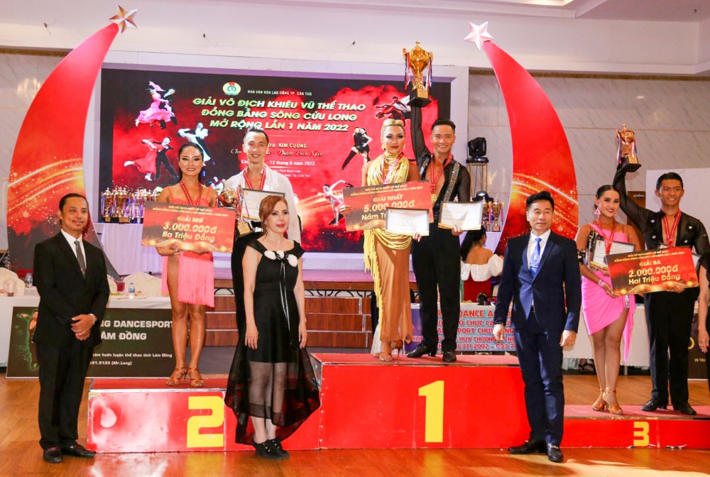 Hơn 600 VĐV tham gia Giải vô địch Khiêu vũ thể thao ĐBSCL Cup mở rộng lần 1-2022 Ban Tổ chức trao cúp và huy chương cho cho 3 cặp đôi đoạt giải Nhất, Nhì, Ba hạng A ở độ tuổi thanh niên.