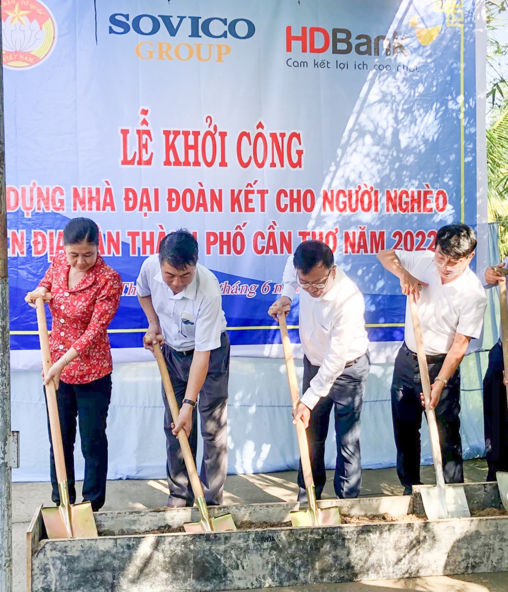 Các đại biểu thực hiện nghi thức khởi công xây dựng nhà Đại đoàn kết.