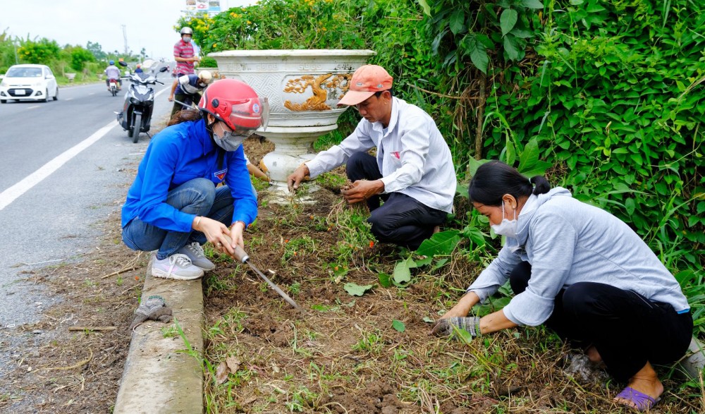 Huyện NTM Phong Điền, TP Cần Thơ ra quân dọn dẹp vệ sinh, xây dựng cảnh quan môi trường.