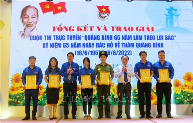 Ban Tổ chức trao thưởng cho người chiến thắng chung cuộc và các đơn vị Đoàn cấp huyện có số lượt đoàn viên thanh niên trực thuộc tương tác cao nhất tại cuộc thi. Ảnh: Võ Dung - TTXVN