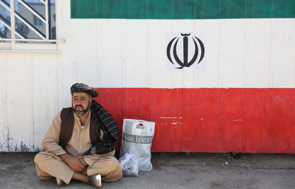 Một người tị nạn Afghanistan ngồi tại khu vực biên giới Dowqarun giữa Iran và Afghanistan. Ảnh: Reuters