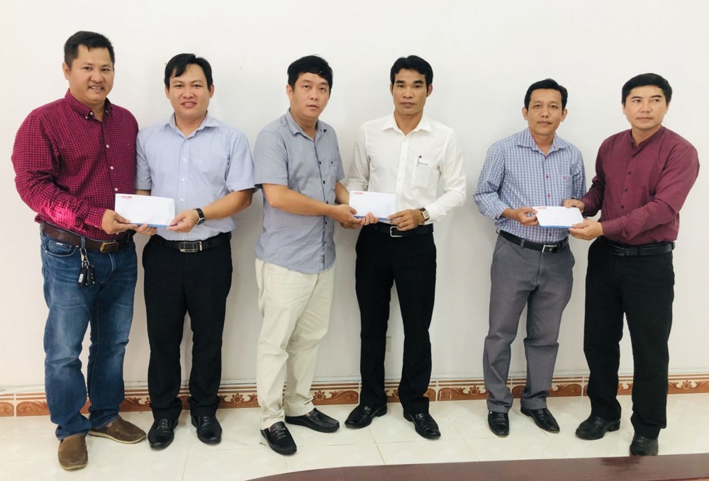 Đại diện Báo Giao thông và Ban ATGT TP Cần Thơ trao tiền hỗ trợ xây dựng nhà tình thương cho đại diện UBND các xã quản lý, chịu trách nhiệm giám sát, theo dõi chọn thầu thi công nhà.