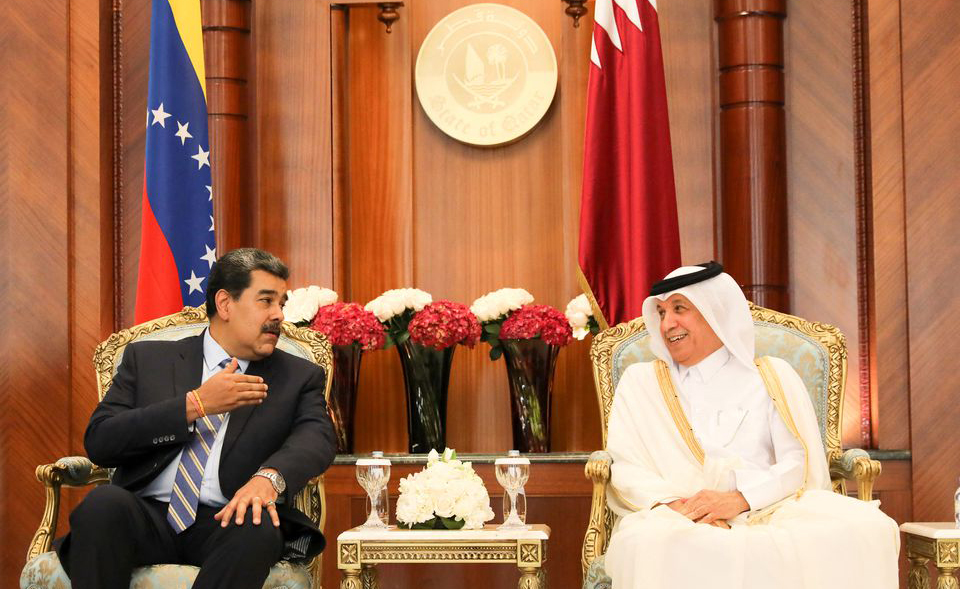 Tổng thống Venezuela Maduro (trái) và Quốc vụ khanh Qatar Muraikhi. Ảnh: Reuters