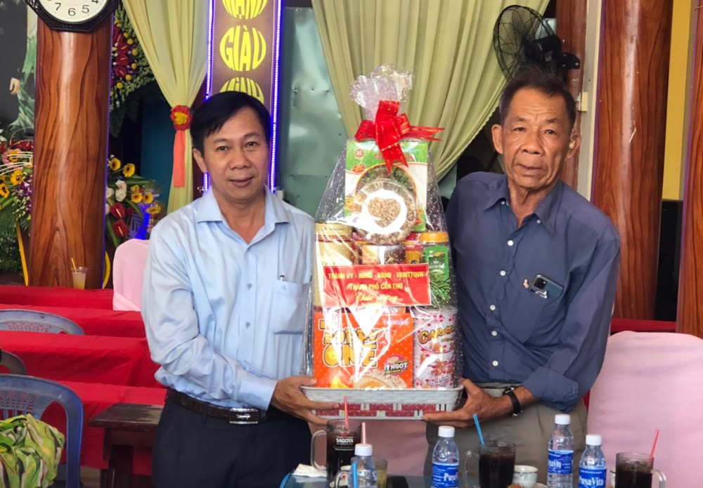 Ông Tống Văn Nhịn, Phó Chủ tịch Thường trực Ủy ban MTTQVN thành phố (bên trái), tặng quà chúc mừng Ban Trị sự PGHH phường Thới An.