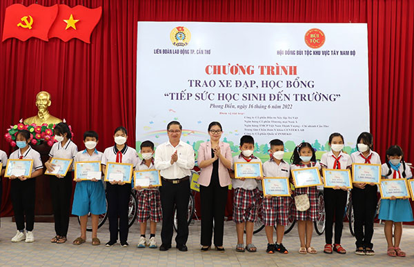 Tặng 70 xe đạp, 70 suất học bổng cho học sinh nghèo, có hoàn cảnh đặc biệt khó khăn