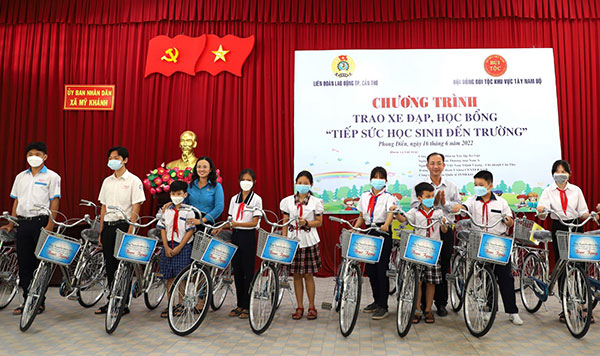 Tặng 70 xe đạp, 70 suất học bổng cho học sinh nghèo, có hoàn cảnh đặc biệt khó khăn