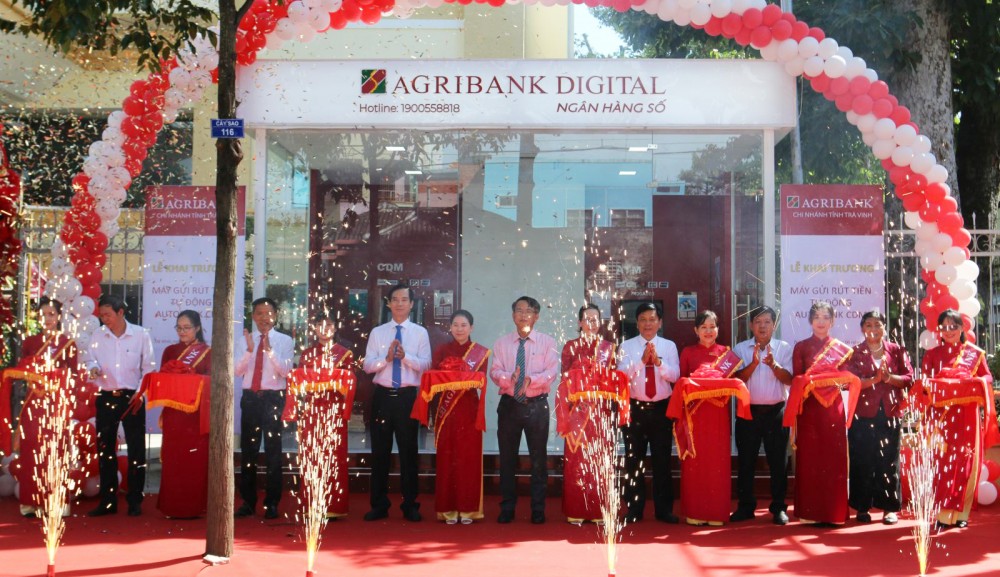 Nghi thức cắt băng khai trương máy gửi, rút tiền tự động Autobank CDM tại trụ sở chính Agribank chi nhánh tỉnh Trà Vinh.