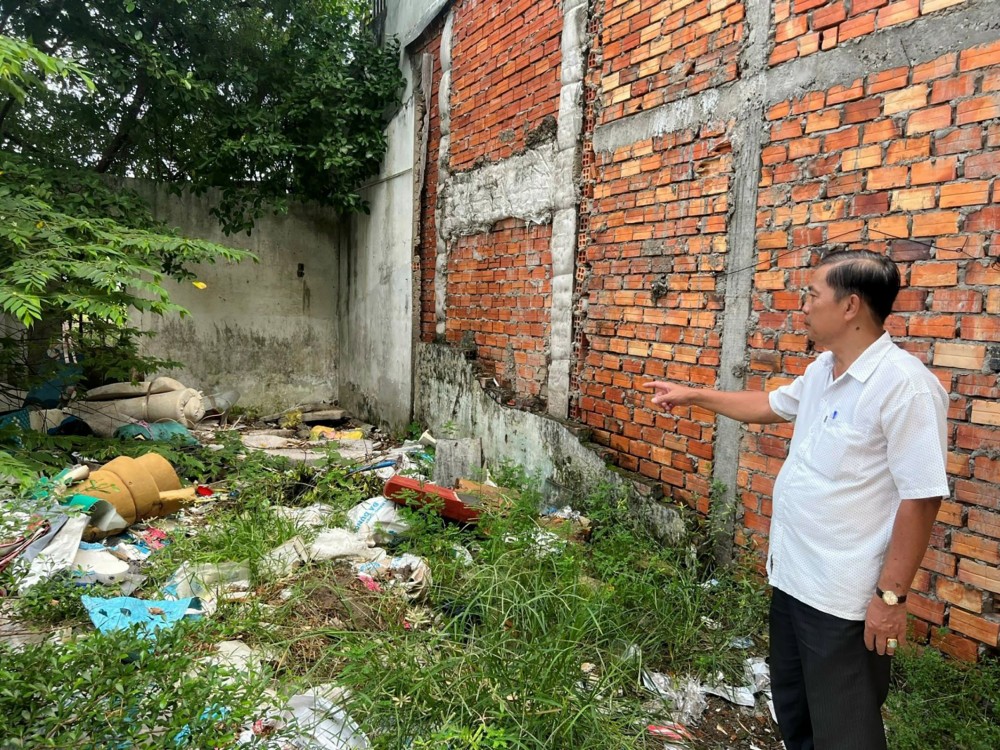Rác thải, rác sinh hoạt vương vãi ở khu vực đoạn kè chưa thi công, gây ô nhiễm môi trường và ảnh hưởng mỹ quan đô thị.