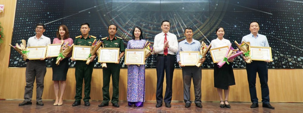 Tiếp tục quan tâm xây dựng, đào tạo, bồi dưỡng đội ngũ người làm báo địa phương Đồng chí Dương Tấn Hiển, Ủy viên Ban Thường vụ Thành ủy, Phó Chủ tịch Thường trực UBND thành phố trao giải Nhất cho các tác giả, nhóm tác giả. Ảnh: PHẠM TRUNG