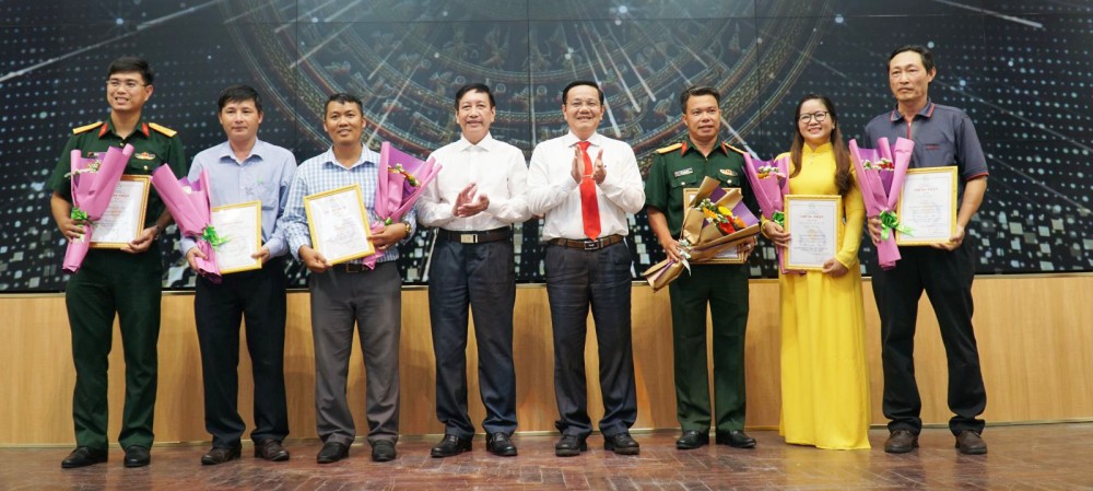 Tiếp tục quan tâm xây dựng, đào tạo, bồi dưỡng đội ngũ người làm báo địa phương Đại diện các tác giả, nhóm tác giả nhận giải Nhì do đồng chí Nguyễn Thành Đông, Phó Chủ tịch HĐND thành phố và đồng chí Đinh Trung Trực, Phó Chủ tịch Ủy ban MTTQVN thành phố trao.