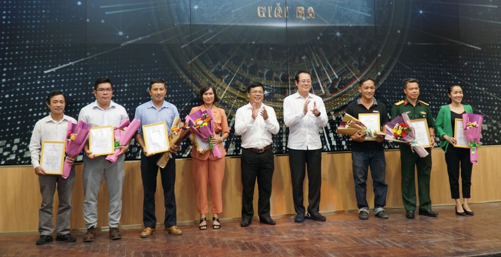 Tiếp tục quan tâm xây dựng, đào tạo, bồi dưỡng đội ngũ người làm báo địa phương Đồng chí Phạm Thanh Vận, nguyên Phó Bí thư Thường trực Thành ủy và đồng chí Huỳnh Hoàng Mến, Giám đốc Sở Thông tin và Truyền thông thành phố trao giải Ba cho các tác giả, nhóm tác giả. Ảnh: PHẠM TRUNG