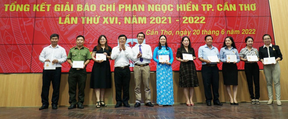 Tiếp tục quan tâm xây dựng, đào tạo, bồi dưỡng đội ngũ người làm báo địa phương Đồng chí Trương Văn Chuyển, Ủy viên Ban Thường vụ Trung ương HNB Việt Nam, Chủ tịch HNB thành phố, Tổng Biên tập Báo Cần Thơ và lãnh đạo Sở Thông tin và Truyền thông thành phố trao Kỷ niệm chương “Vì sự nghiệp Báo chí Việt Nam” cho các hội viên. Ảnh: PHẠM TRUNG