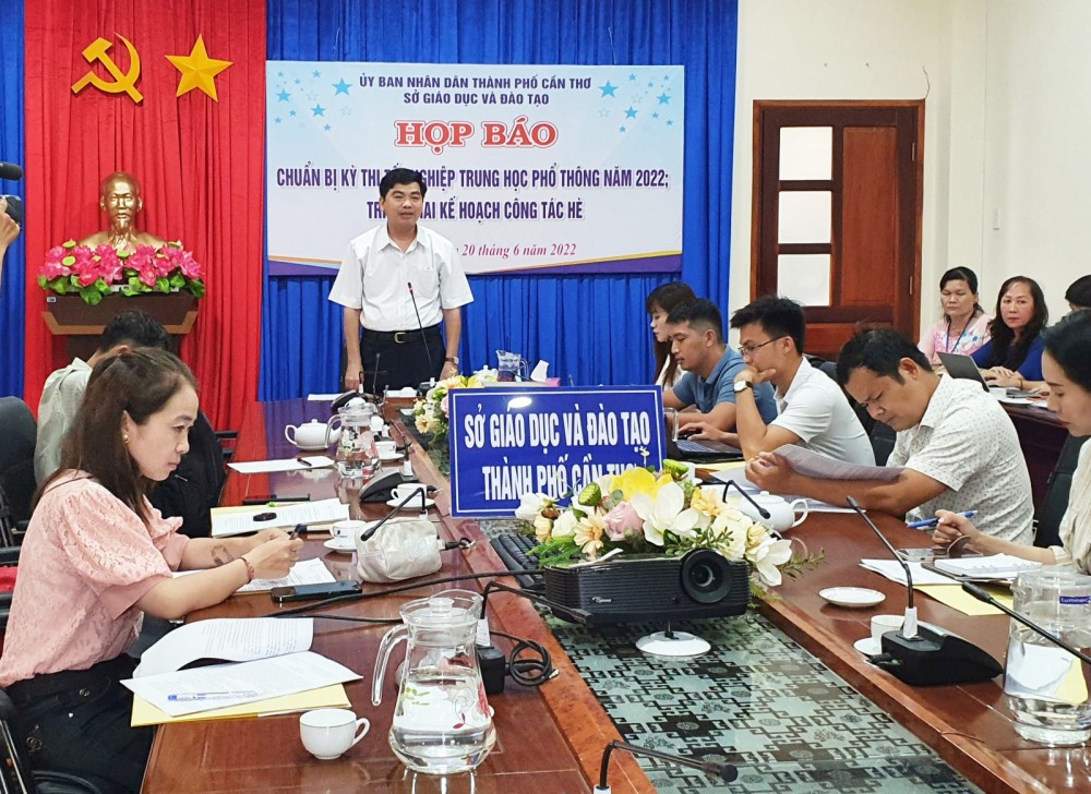 Ông Trần Thanh Bình, Giám đốc Sở Giáo dục và Đào tạo TP Cần Thơ, phát biểu tại cuộc họp. Ảnh: B.NG