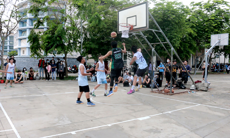 Trận thi đấu bóng rổ của sinh viên Trường Đại học Cần Thơ. Ảnh: ĐHCT