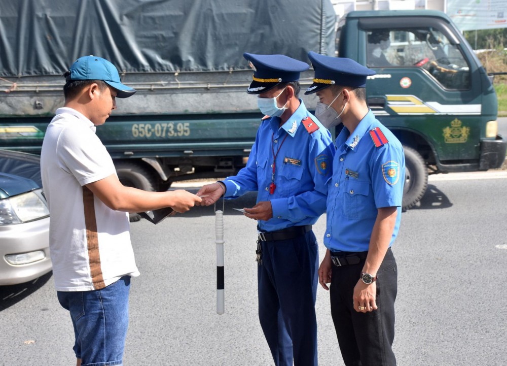 Thanh tra giao thông địa bàn Ninh Kiều kiểm tra hành chính người điều khiển phương tiện trên đường Nguyễn Văn Cừ.