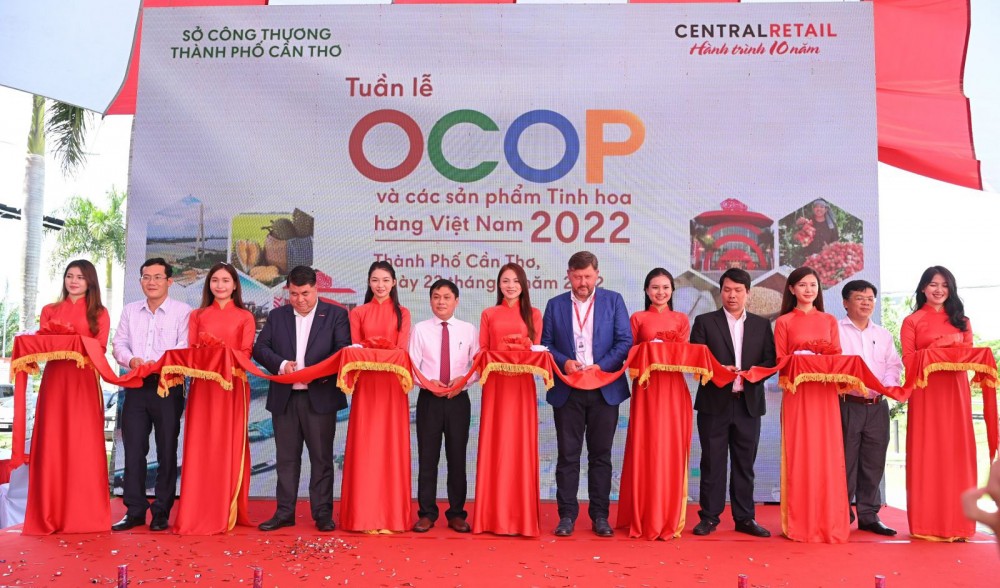 Các đại biểu cắt băng khai mạc Tuần lễ OCOP và các sản phẩm tinh hoa hàng Việt Nam 2022. Ảnh: N.H