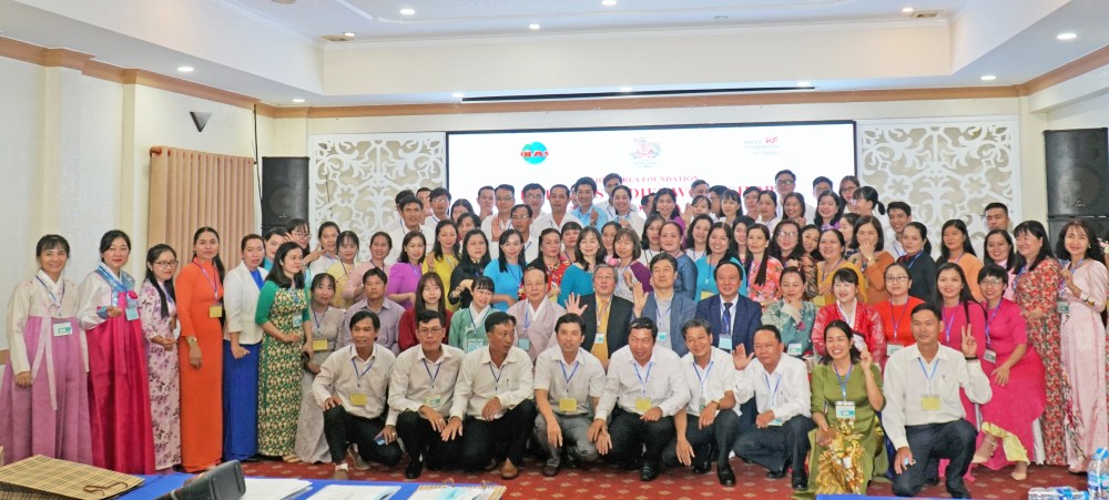 Các đại biểu, nhà giáo chụp hình lưu niệm tại buổi khai mạc ngày 22-6.