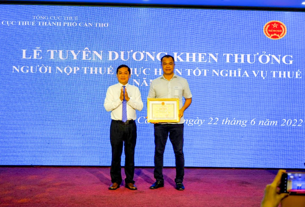Phó Chủ tịch UBND TP Cần Thơ Nguyễn Văn Hồng trao Bằng khen của Chủ tịch UBND TP Cần Thơ cho doanh nghiệp tiêu biểu thực hiện nghĩa vụ thuế năm 2021.