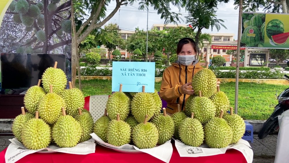 Phát triển sản phẩm OCOP, gia tăng giá trị nông sản địa phương Sầu riêng Tân Thới là một trong những sản phẩm tham gia chương trình OCOP của huyện Phong Điền. Trong ảnh: Trưng bày, giới thiệu Sầu riêng Tân Thới tại Hội chợ trái cây nhà nông huyện Phong Điền đầu tháng 6-2022.