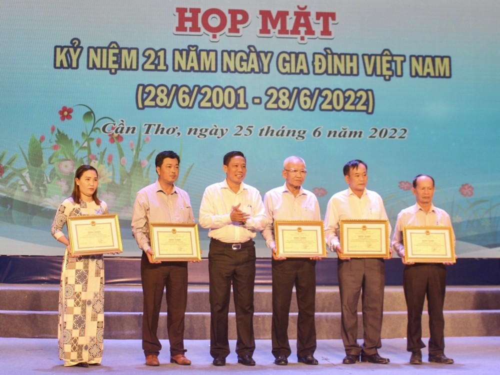 Ông Nguyễn Thực Hiện trao Bằng khen UBND thành phố cho các Gia đình văn hóa tiêu biểu 10 năm. Ảnh: Tâm Khoa