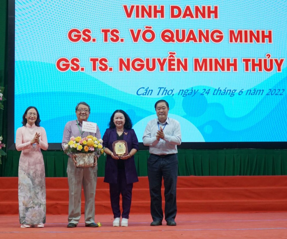 Đại diện Ban Giám hiệu, Công đoàn Trường ĐHCT vinh danh gia đình GS.TS Võ Quang Minh và GS.TS Nguyễn Minh Thủy. Ảnh: B.NG