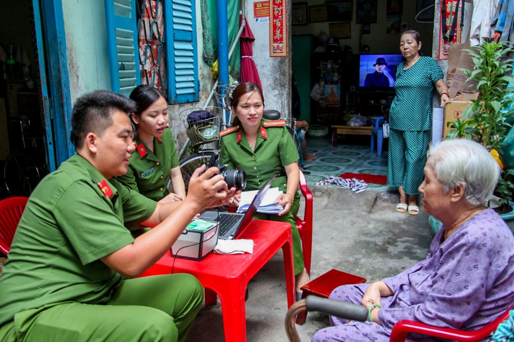 Chị Lê Thanh Tuyền (người thứ 3 từ trái qua) phối hợp đến nhà người dân cấp CCCD lưu động. Ảnh: CTV