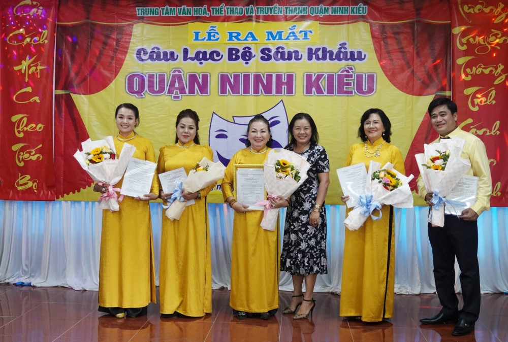Lãnh đạo Trung tâm Văn hóa, Thể thao và Truyền thanh quận Ninh Kiều trao quyết định thành lập CLB và công nhận Ban chủ nhiệm CLB.