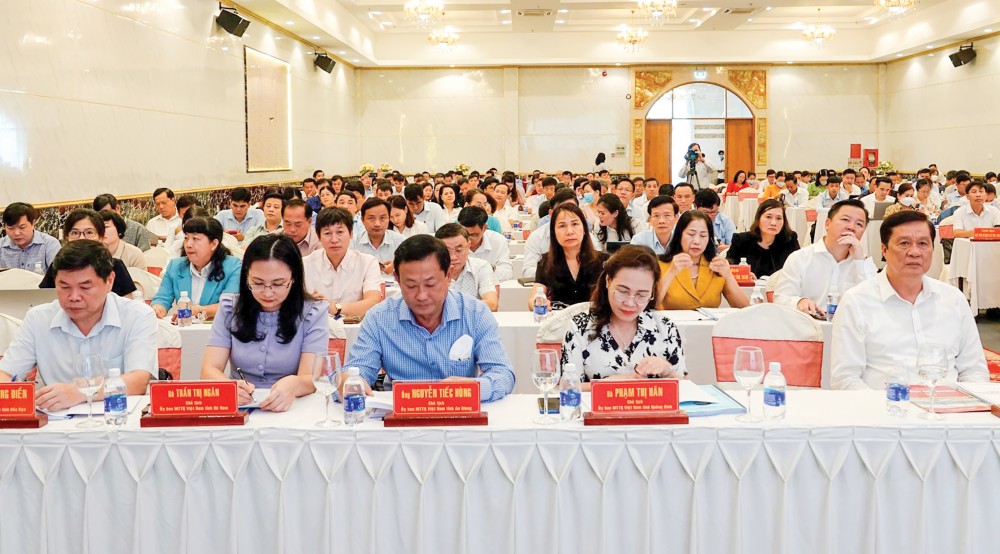 Đồng chí Phạm Văn Hiểu (bìa phải) cùng các đại biểu tham dự hội nghị. Ảnh: NGỌC QUYÊN