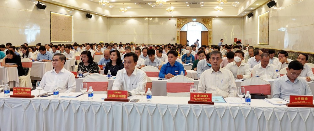Đồng chí Trần Việt Trường (bên trái) cùng các đại biểu tham dự hội nghị.