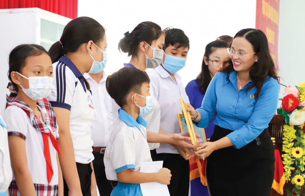 Bà Lê Thị Sương Mai, Chủ tịch LĐLĐ TP Cần Thơ tặng quà con em đoàn viên, CNVCLĐ vượt khó học giỏi.