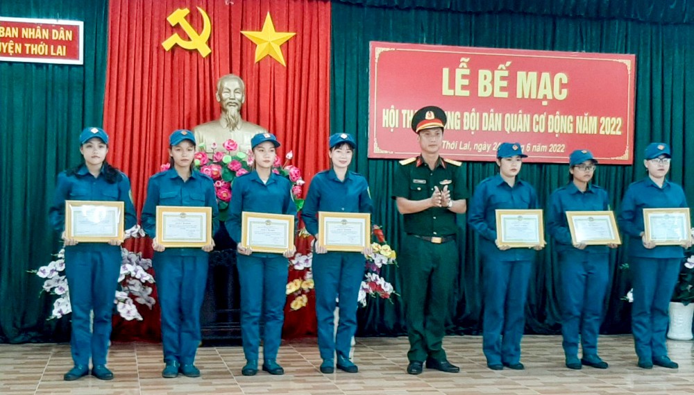 Đại diện Ban Tổ chức Hội thao Trung đội DQCĐ huyện Thới Lai trao giải cho các nữ DQCĐ.