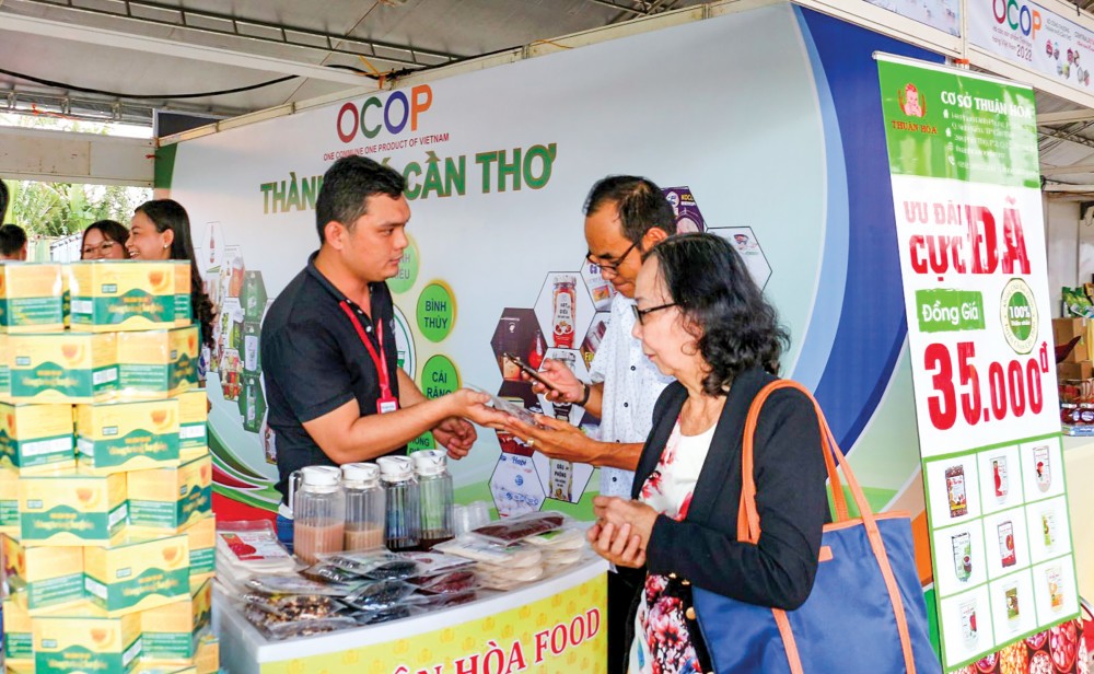 Khách tham quan gian hàng quảng bá các sản phẩm OCOP của TP Cần Thơ tại Tuần lễ OCOP và các sản phẩm tinh hoa hàng Việt Nam 2022 tổ chức tại Siêu thị GO! Cần Thơ.