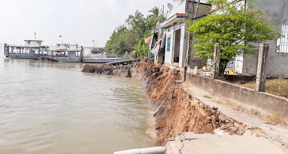 Một điểm sạt lở bờ sông Hậu nghiêm trọng trên địa bàn tỉnh Vĩnh Long.