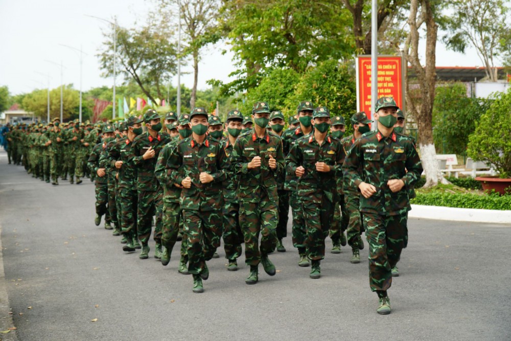 Cán bộ, chiến sĩ lực lượng vũ trang TP Cần Thơ tham gia hoạt động rèn luyện sức khỏe.
