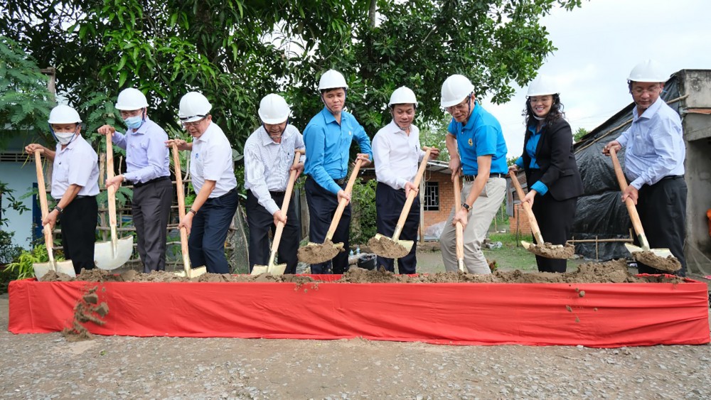 Lễ khởi công thực hiện công trình xây dựng mới cầu Ðìa Muồng, cầu Ba Bích và cầu Ngọn Trà Ếch (tại xã Trường Long, huyện Phong Điền). Ảnh: CTV