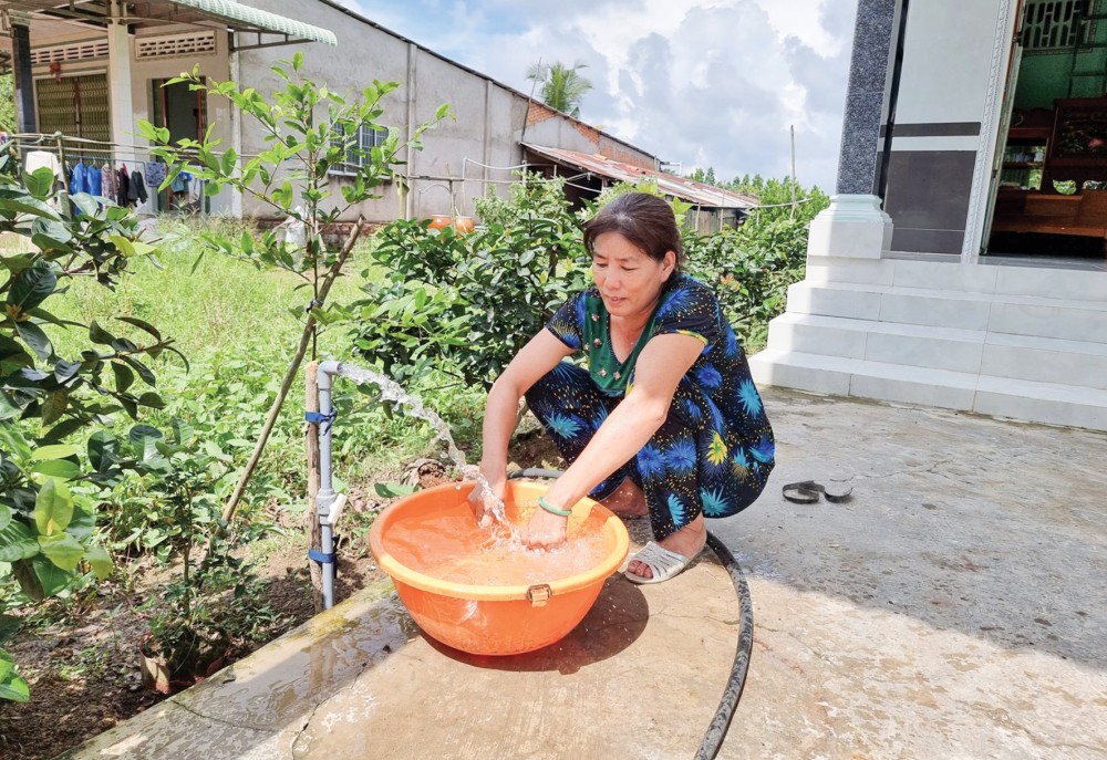 Sử dụng nước sạch tại hộ bà Trương Thị Thủy ở khu vực Thới Hòa 2, phường Thới Long.