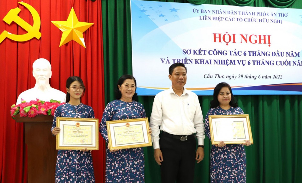 Ông Nguyễn Thực Hiện, Phó Chủ tịch UBND TP Cần Thơ tặng Bằng khen cho Chủ tịch Liên hiệp cùng tập thể đơn vị.
