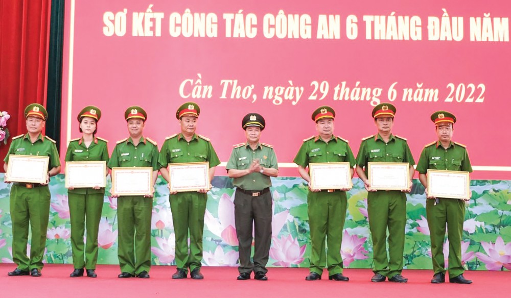 Thiếu tướng Nguyễn Văn Thuận, Giám đốc Công an TP Cần Thơ trao khen thưởng các tập thể, cá nhân có thành tích xuất sắc trong công tác.